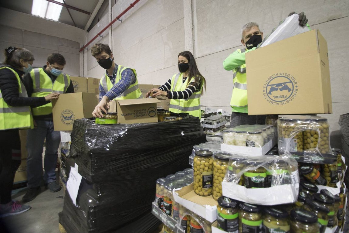 El alcalde visita la nueva nave del Banco de Alimentos en Mercasevilla