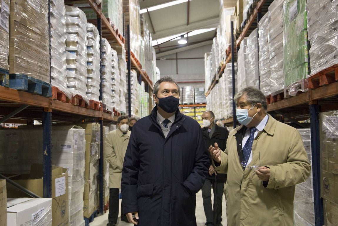 El alcalde visita la nueva nave del Banco de Alimentos en Mercasevilla