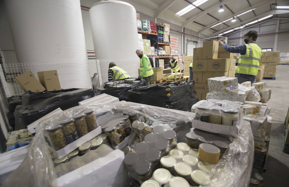 El alcalde visita la nueva nave del Banco de Alimentos en Mercasevilla