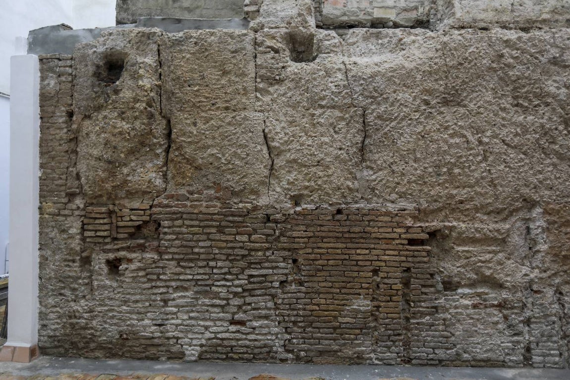 Lienzo de muralla que ha salido a la luz en la calle Castelar
