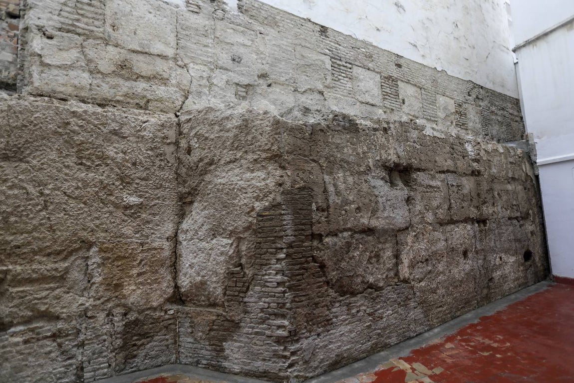 Lienzo de muralla que ha salido a la luz en la calle Castelar