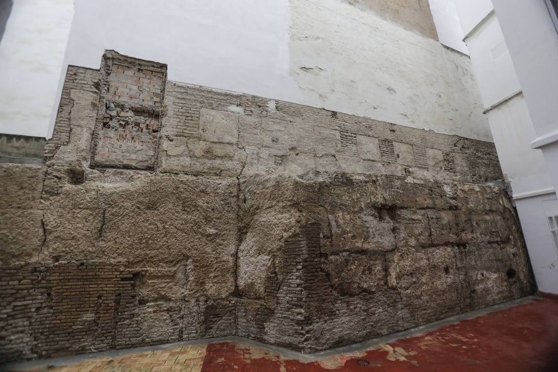 Lienzo de muralla que ha salido a la luz en la calle Castelar