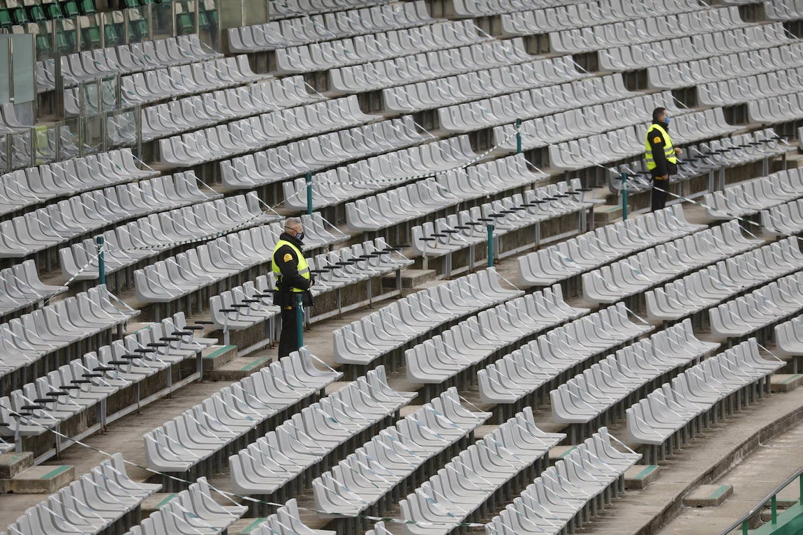 El gélido ambiente del Córdoba CF - Recreativo Granada a puerta cerrada, en imágenes