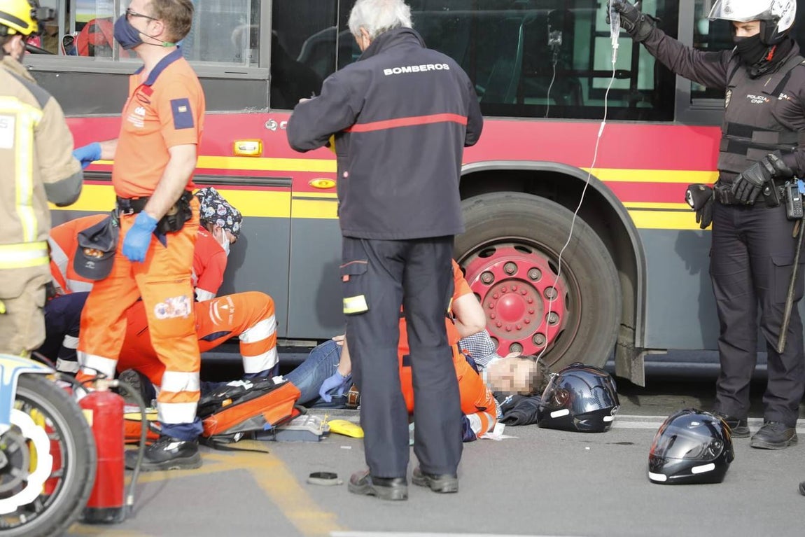 En imágenes, grave accidente de tráfico en el Paseo de las Delicias de Sevilla