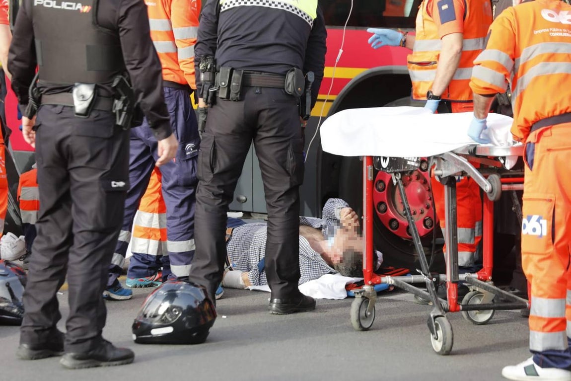 En imágenes, grave accidente de tráfico en el Paseo de las Delicias de Sevilla