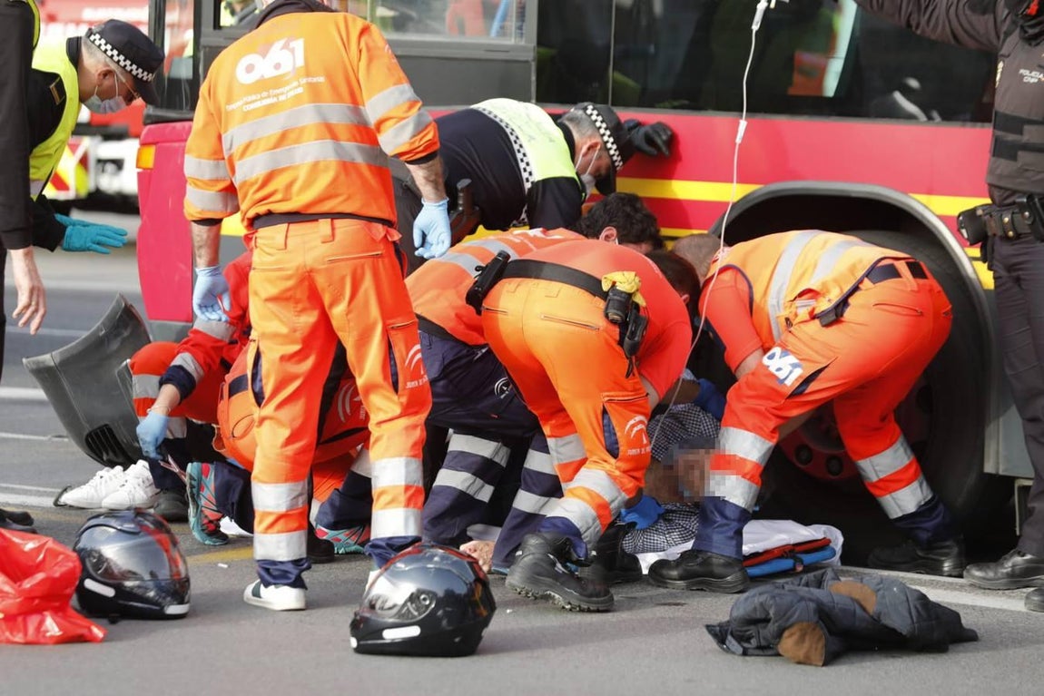 En imágenes, grave accidente de tráfico en el Paseo de las Delicias de Sevilla