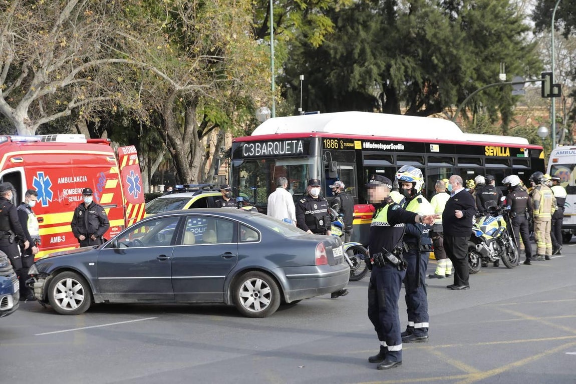 En imágenes, grave accidente de tráfico en el Paseo de las Delicias de Sevilla