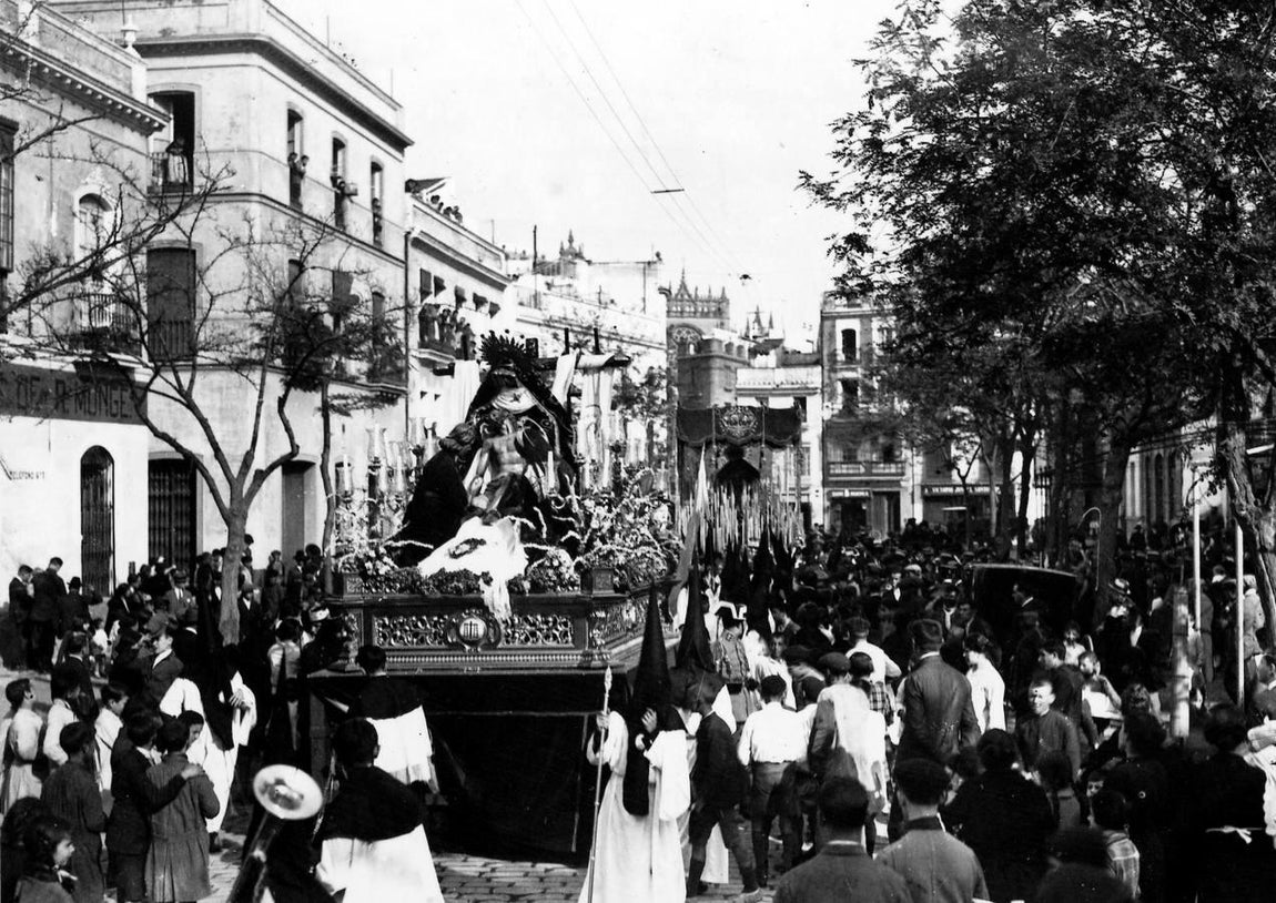 Los dos pasos de la Hermandad del Baratillo por la calle Adriano en 1926