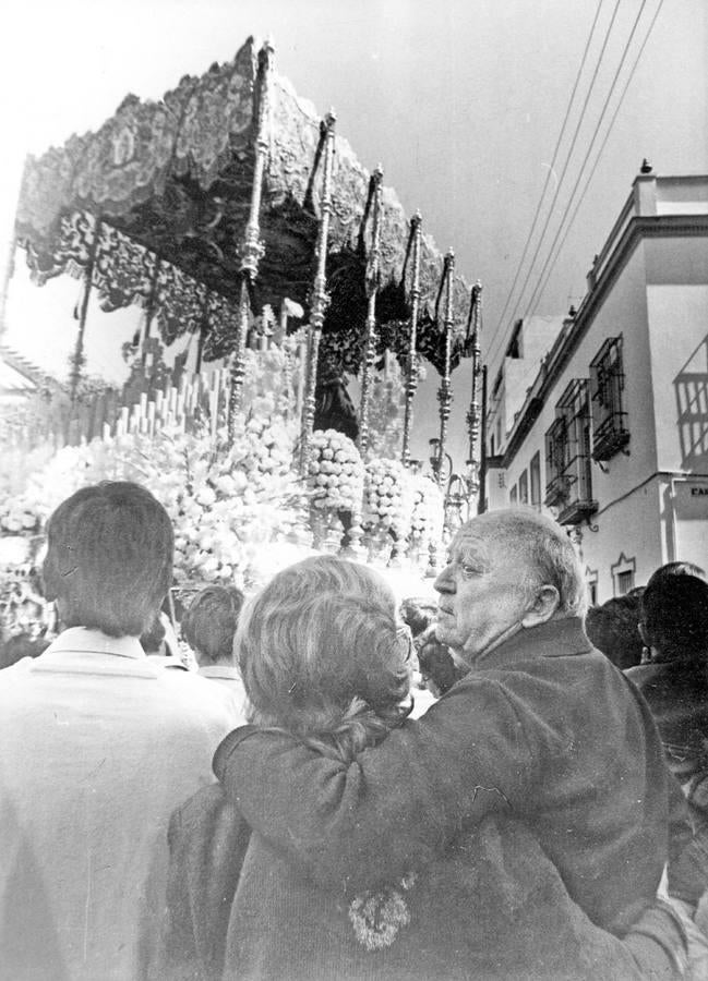 El fotógrafo cofrade Luis Arenas y su mujer retratados viendo el paso de la Hermandad de la Sed en 1986