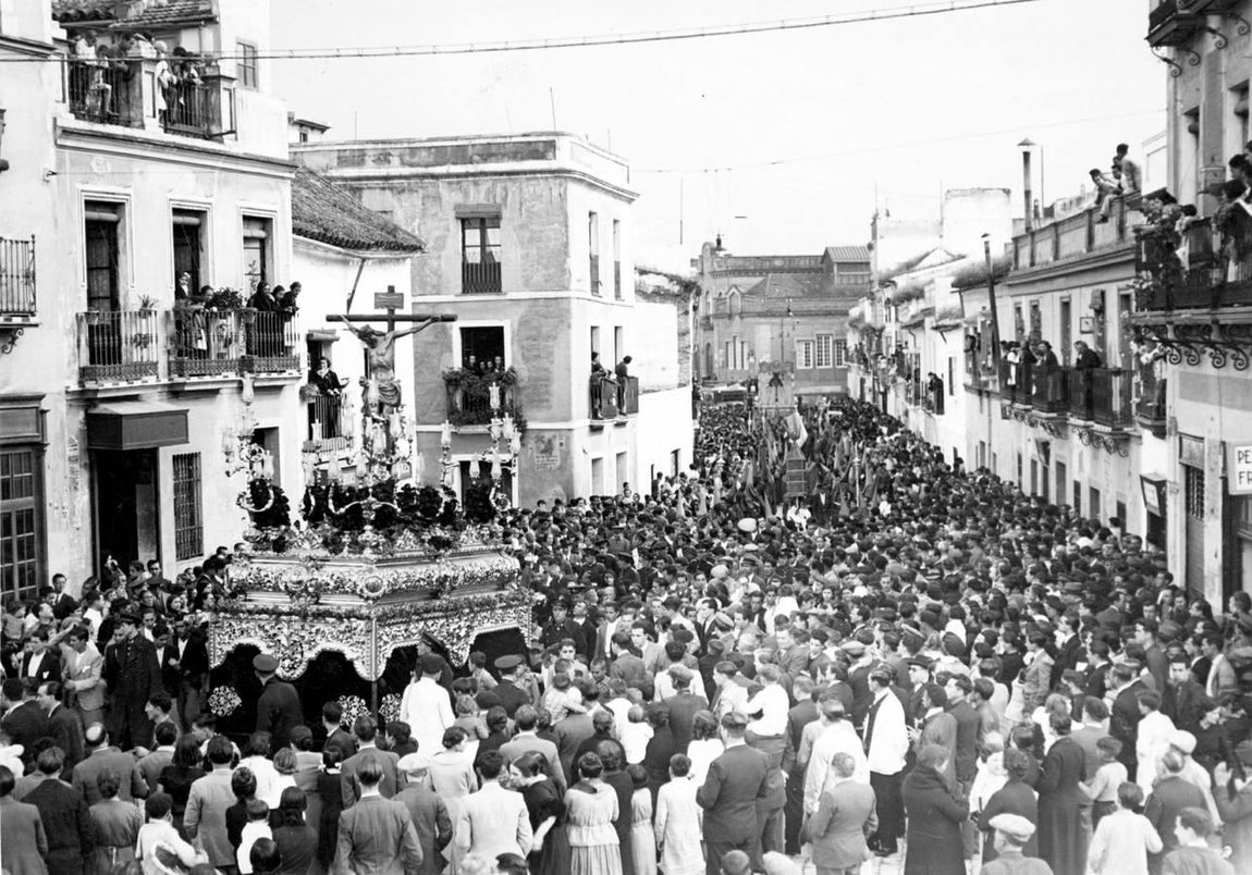 La cofradía de San Bernardo a su paso por la calle Ancha, donce nacieron los famosos Cuchares 'El Gordo', El Tato y La Santera, en 1936