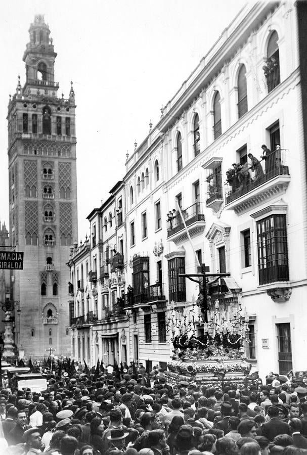 Santísimo Cristo de la Salud de camino a la Catedral en 1936