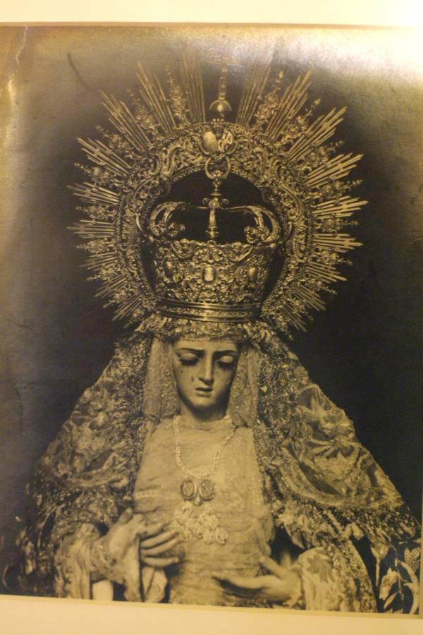 La desaparecida Virgen del Refugio, también quemada en la jornada del 18 de julio, era de autor desconocido. Como muestra la imagen, tomada de una fotografía de la Hermandad, es una Dolorosa característica del siglo XVIII, con la mirada baja, pestañas muy pronunciadas y cara pequeña y aniñada. Al igual que el Cristo de la Salud, la Virgen del Refugio despertaba gran devoción y fervor en el barrio de San Bernardo, que sufrió con dolor y tristeza su pérdida.