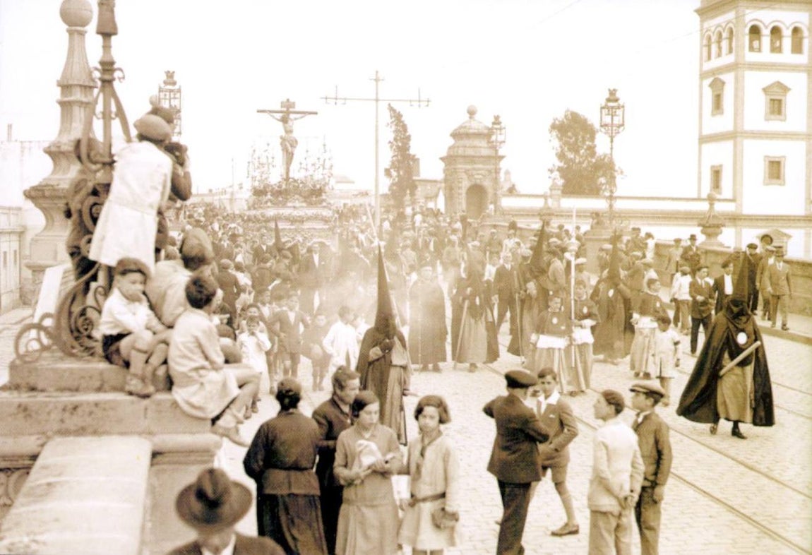 El Santísimo Cristo de la Salud sobre el puente de San Bernardo en 1929
