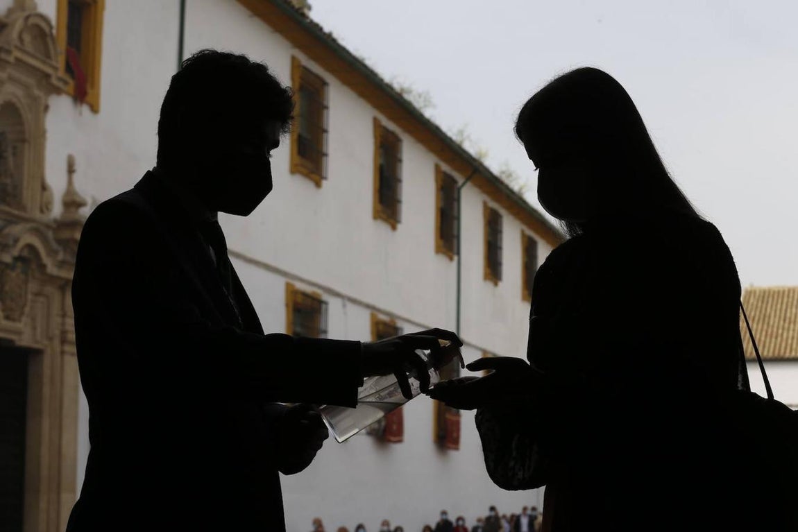 El Viernes de Dolores en la plaza de Capuchinos de Córdoba, en imágenes