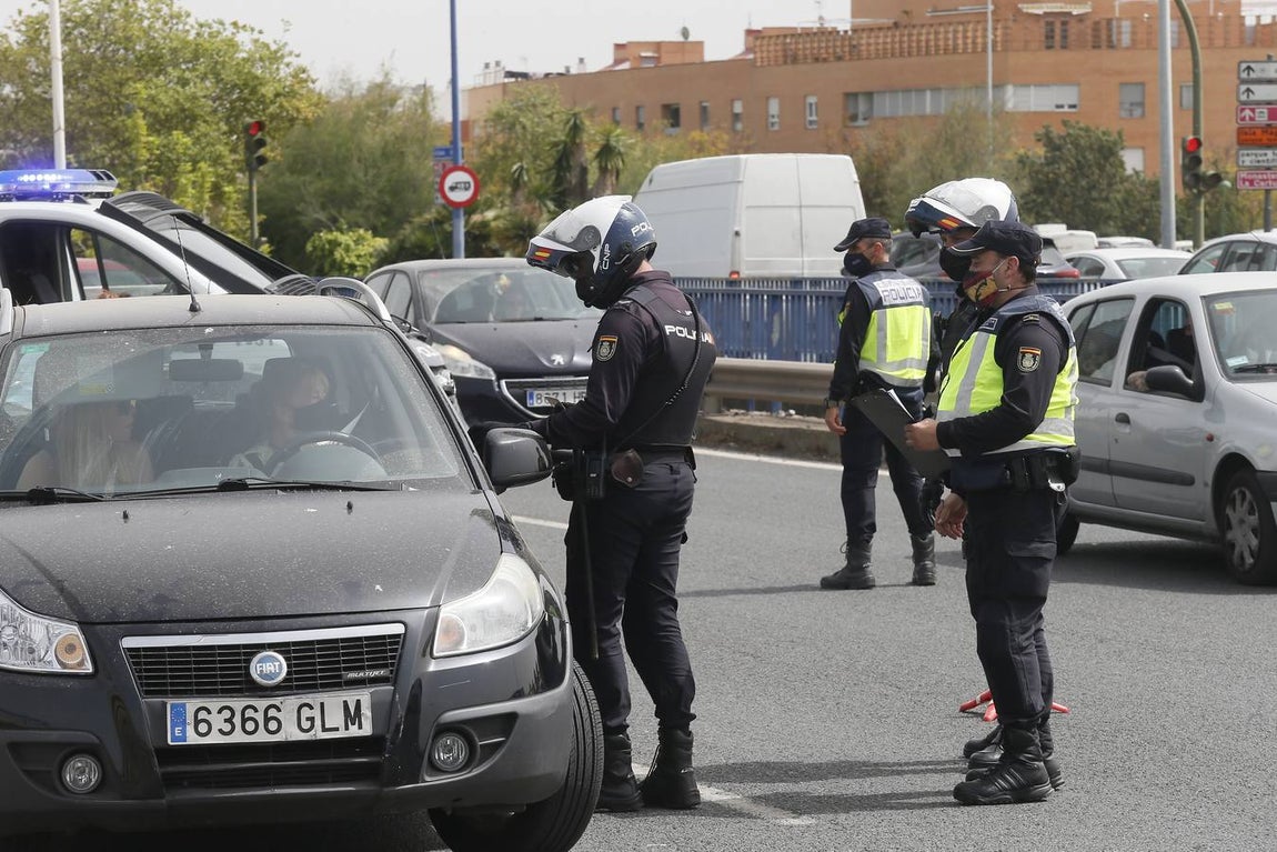 Control policial a la salida de Sevilla