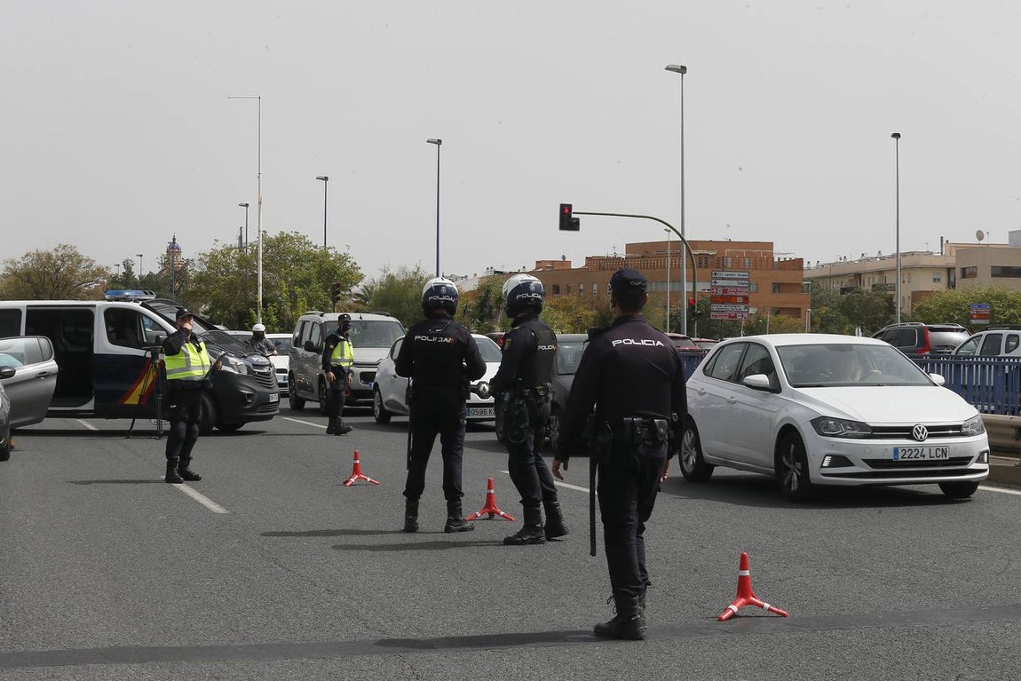 Control policial a la salida de Sevilla