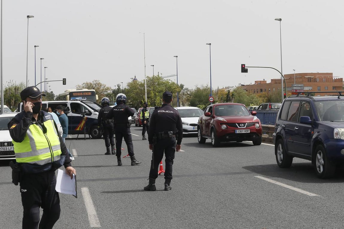 Control policial a la salida de Sevilla