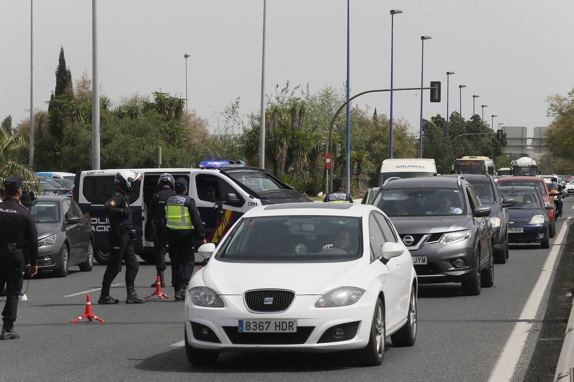 Control policial a la salida de Sevilla