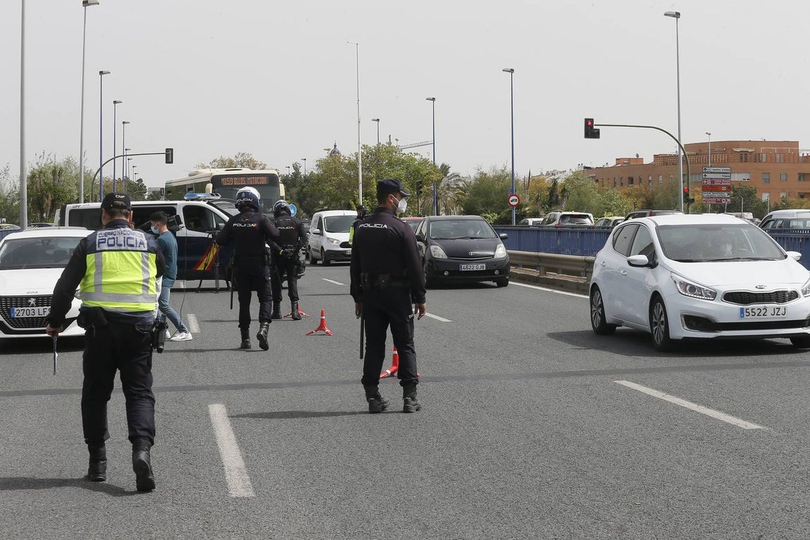 Control policial a la salida de Sevilla