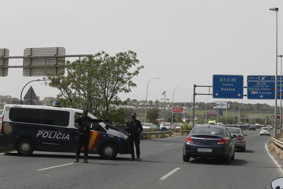 Control policial a la salida de Sevilla