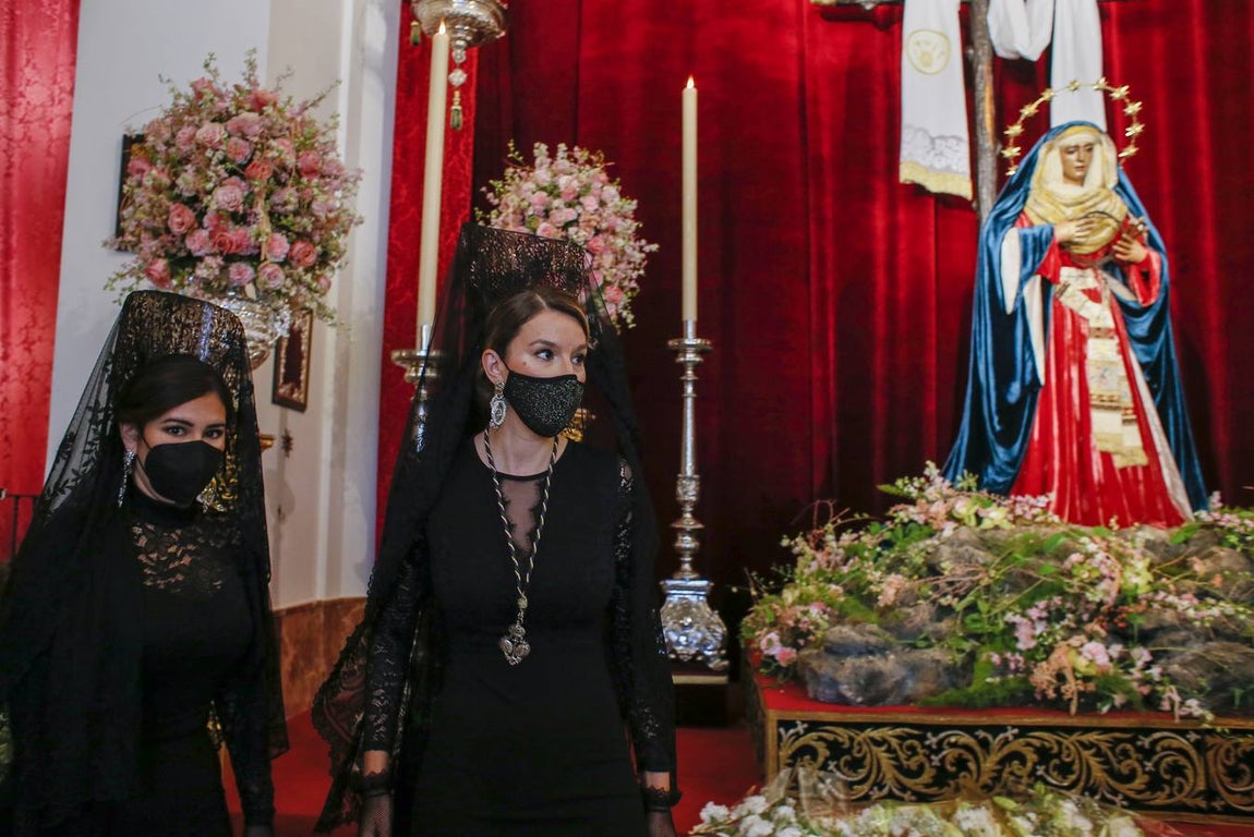 Semana Santa de Sevilla 2021: Las mantillas engalanan el Jueves Santo (I)