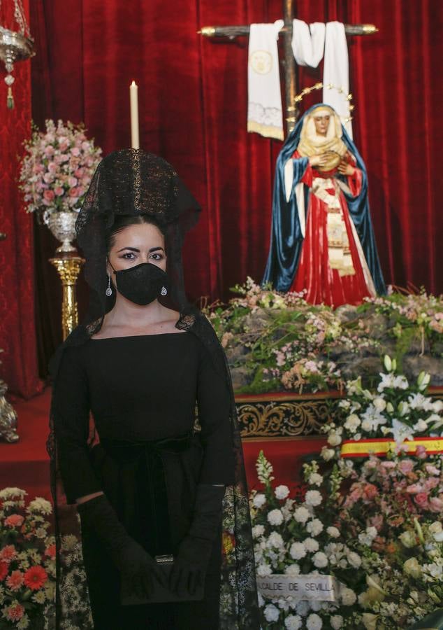 Semana Santa de Sevilla 2021: Las mantillas engalanan el Jueves Santo (I)