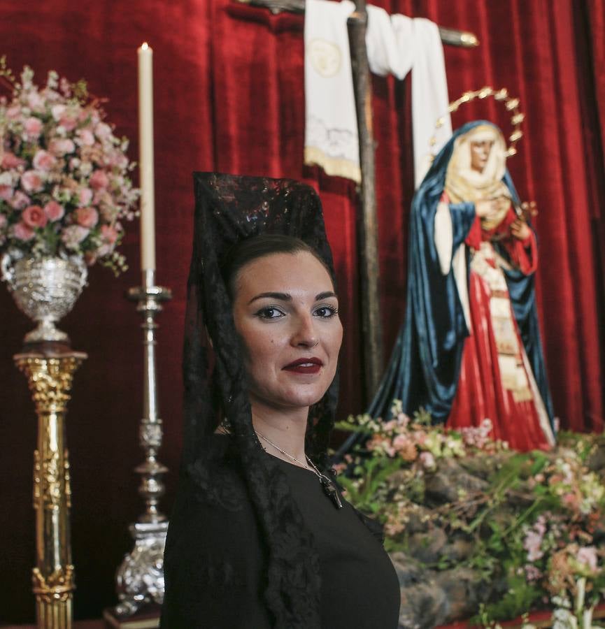 Semana Santa de Sevilla 2021: Las mantillas engalanan el Jueves Santo (I)