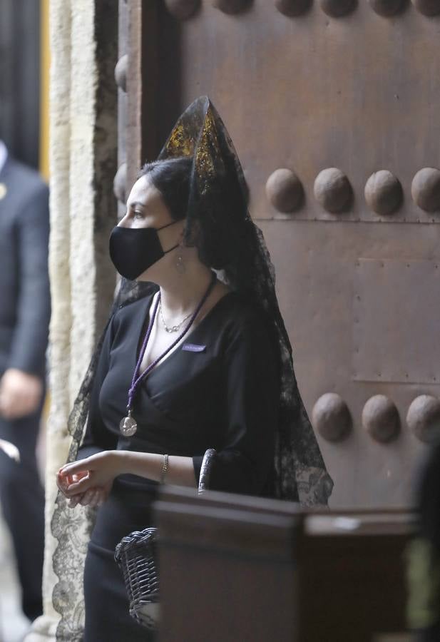 Semana Santa de Sevilla 2021: Las mantillas engalanan el Jueves Santo (I)