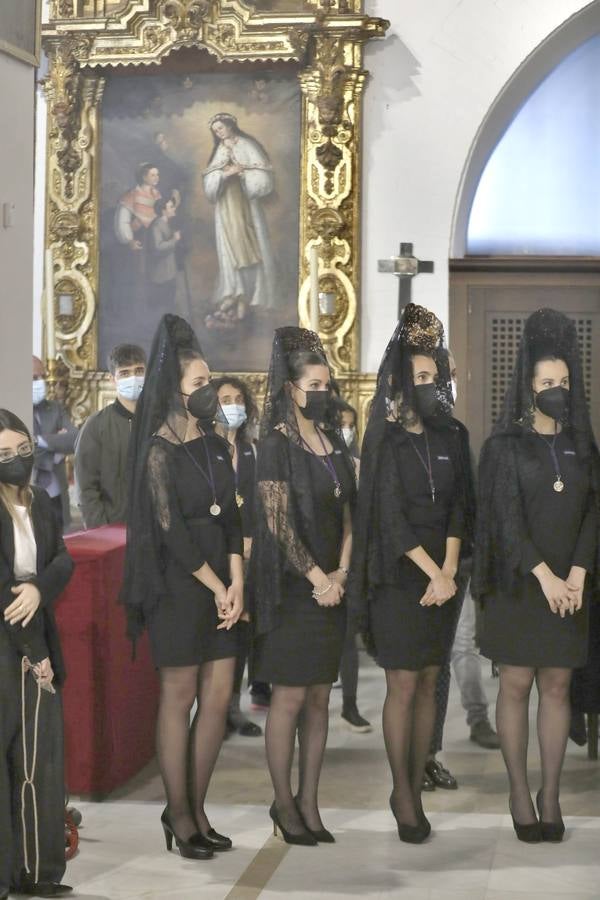 Semana Santa de Sevilla 2021: Las mantillas engalanan el Jueves Santo (I)