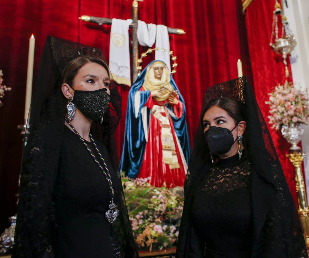 Semana Santa de Sevilla 2021: Las mantillas engalanan el Jueves Santo (I)