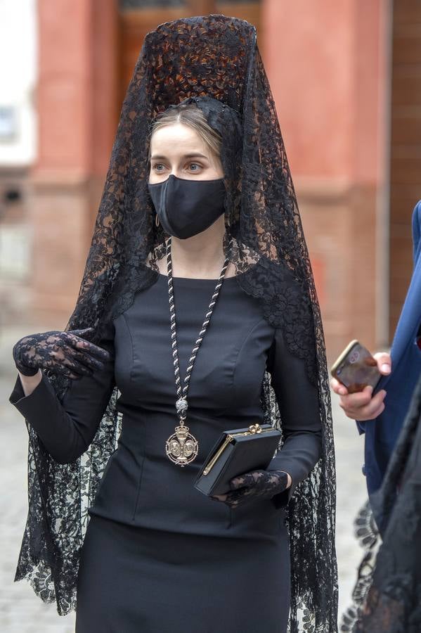 Semana Santa de Sevilla 2021: Las mantillas engalanan el Jueves Santo (I)