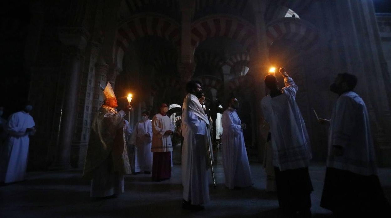 La Vigilia Pascual en la Catedral de Córdoba, en imágenes