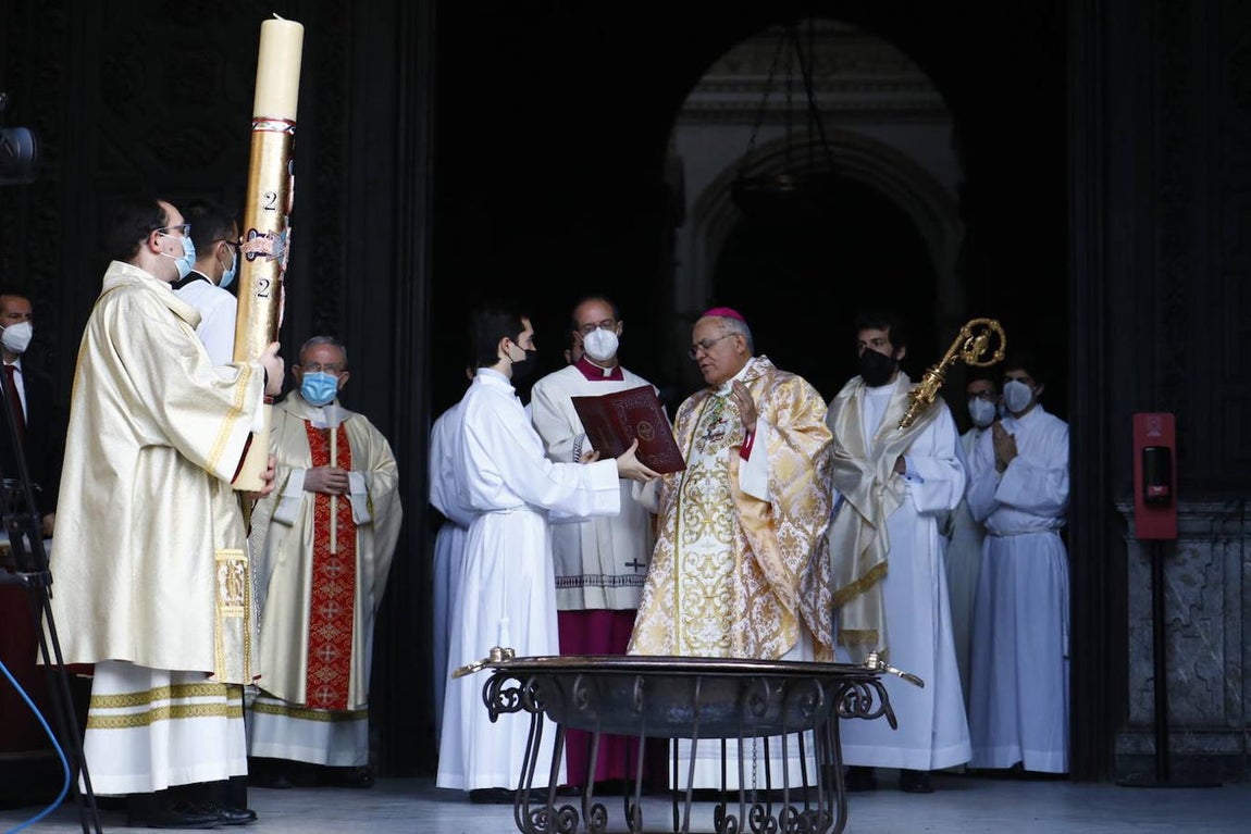 La Vigilia Pascual en la Catedral de Córdoba, en imágenes