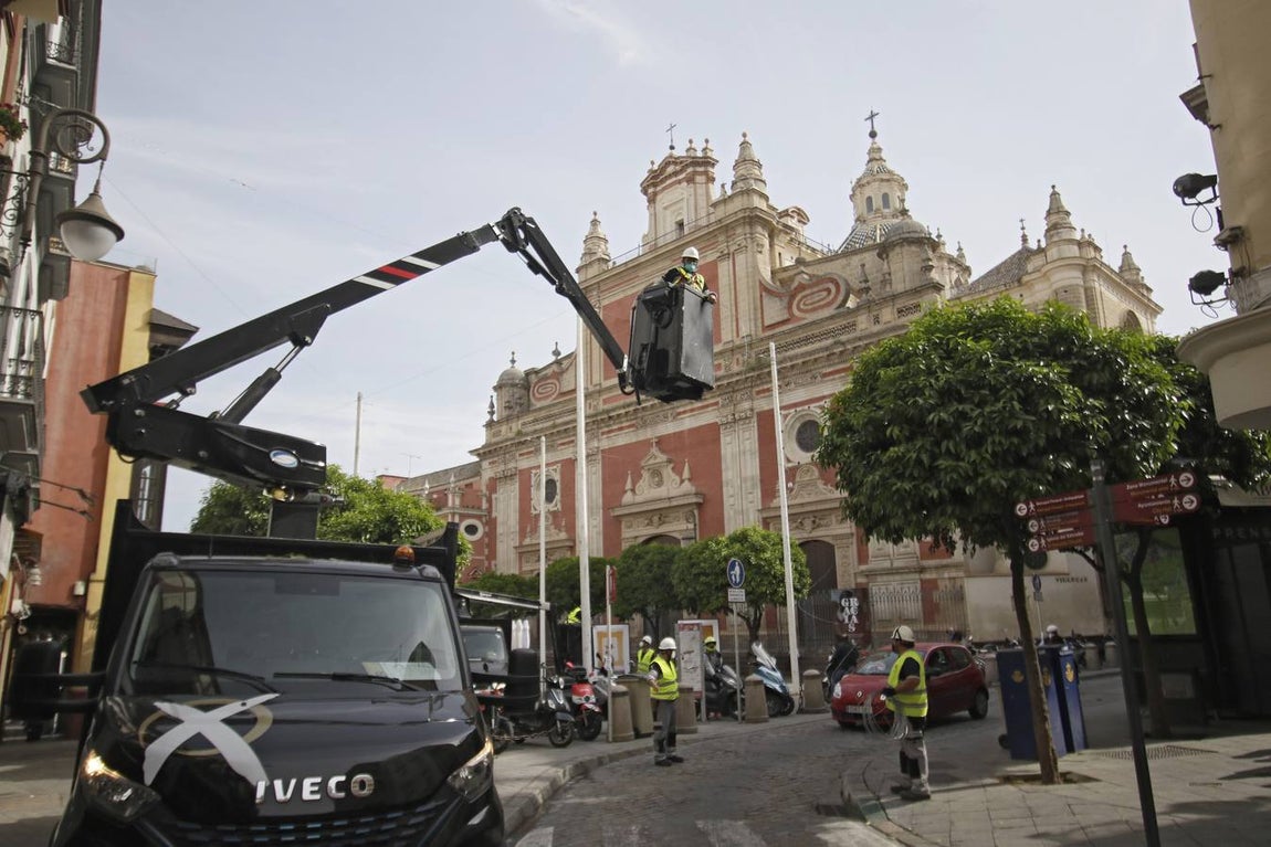 Instalación del alumbrado de 'Feria' en las calles y plazas del centro de Sevilla