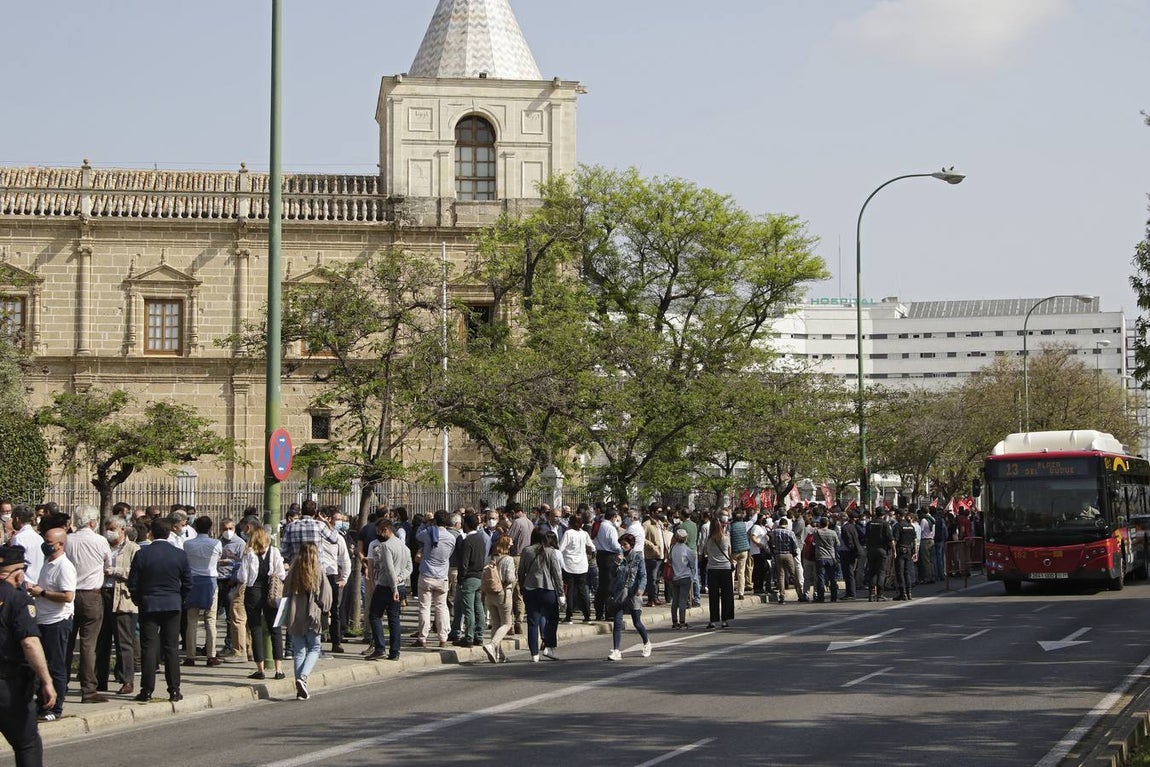 Concentración de los trabajadores de Abengoa delante del Parlamento de Andalucía