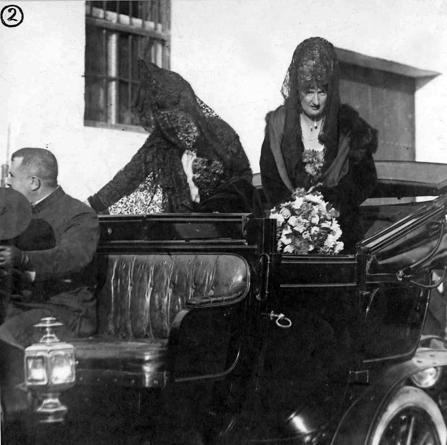 La infanta doña Luisa al salir de los toros en la Feria de Abril de Sevilla de 1918
