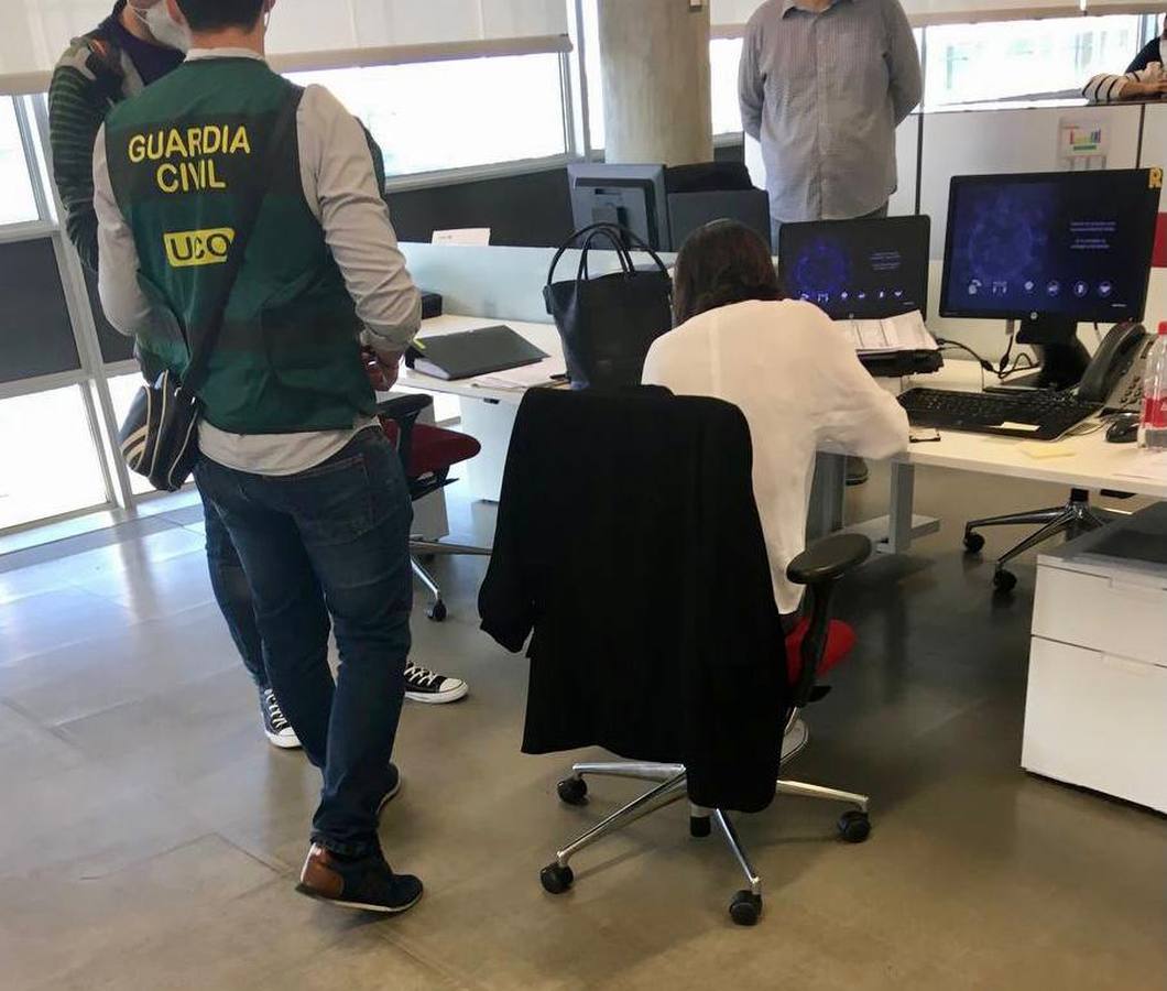 En imágenes, el registro de la Guardia Civil en la sede de Abengoa en Sevilla