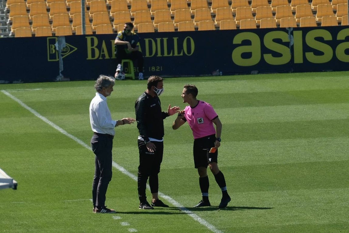 Las lágrimas de algunos jugadores del Córdoba CF tras caer ante el Cádiz B, en imágenes