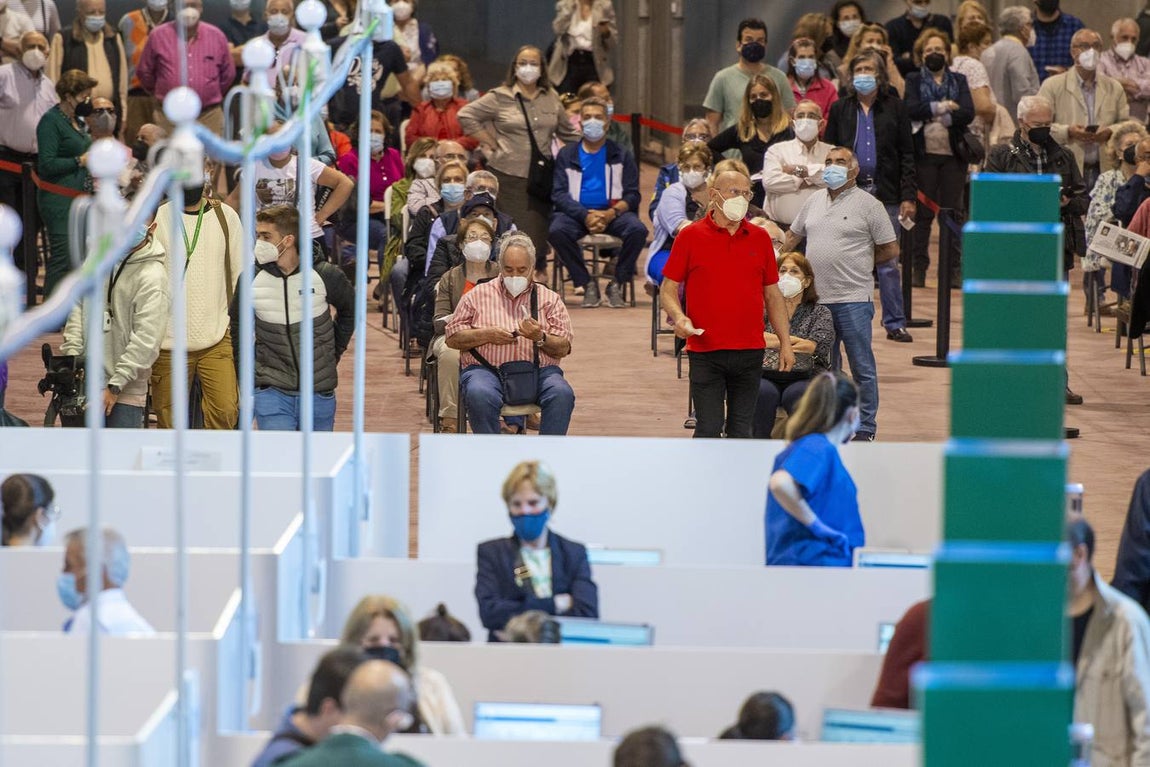 Vacunación masiva en el estadio de la Cartuja