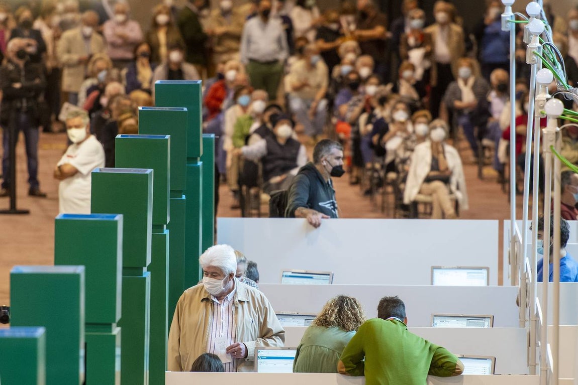 Vacunación masiva en el estadio de la Cartuja