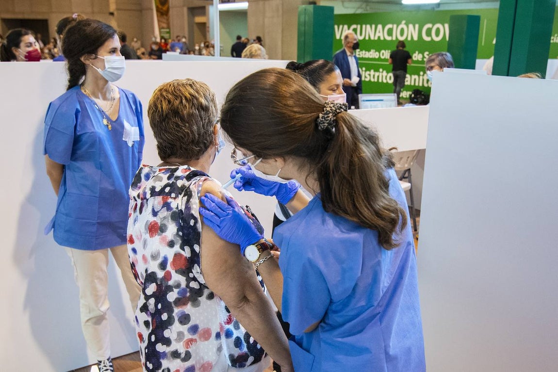 Vacunación masiva en el estadio de la Cartuja