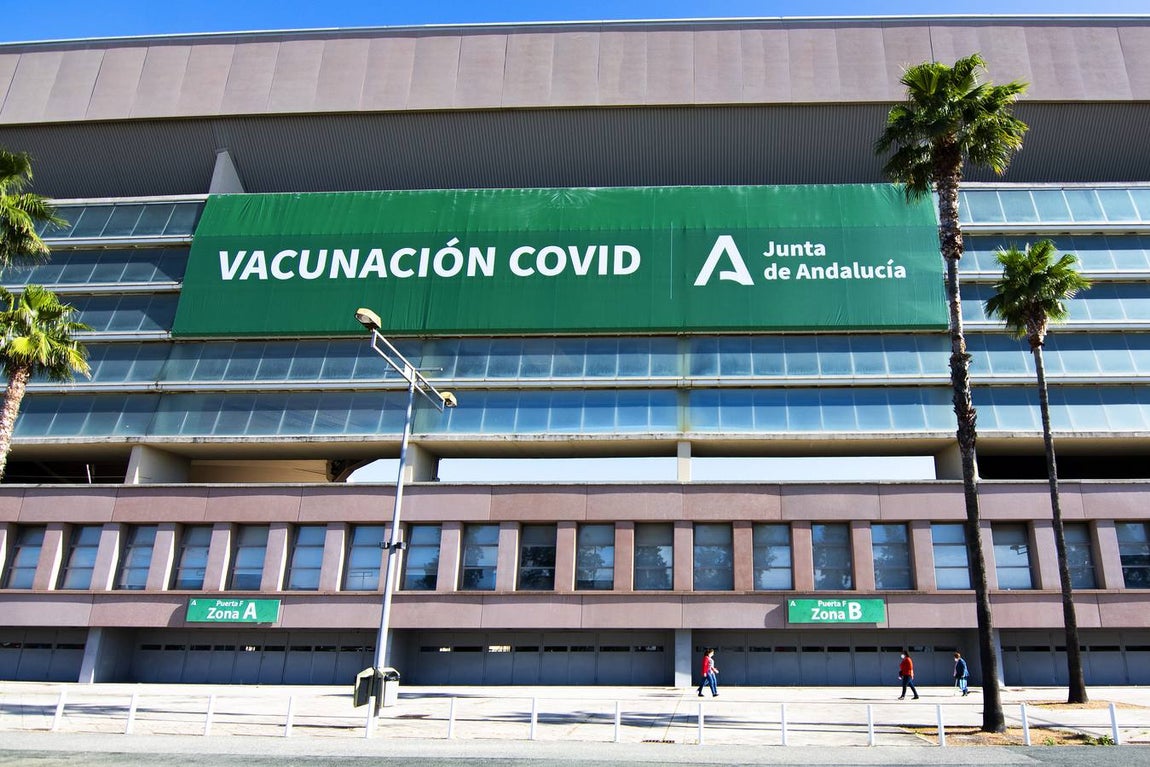 Vacunación masiva en el estadio de la Cartuja