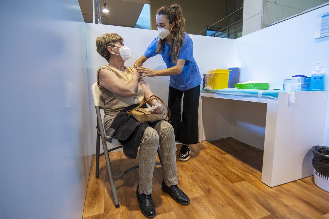Vacunación masiva en el estadio de la Cartuja