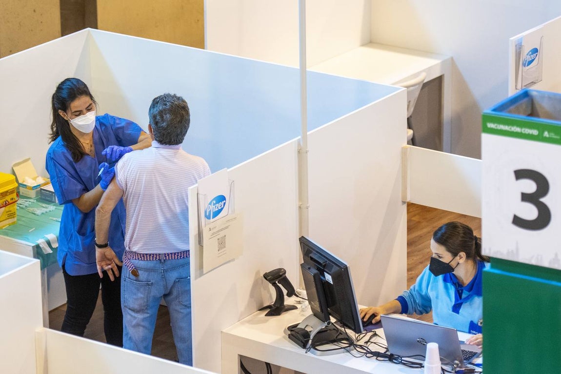 Vacunación masiva en el estadio de la Cartuja
