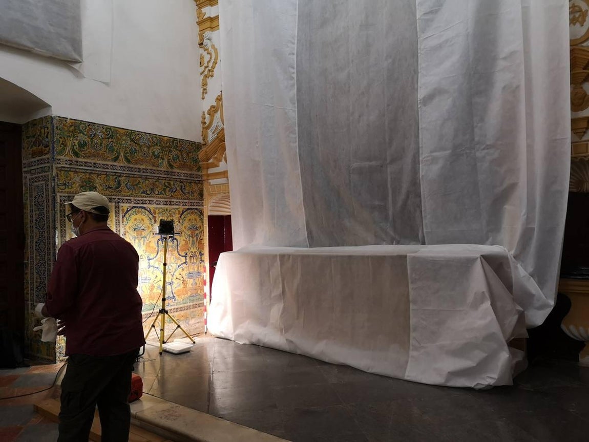 Así se ha descubierto el sarcófago de una niña de la Baja Edad Media en el Alcázar de Sevilla