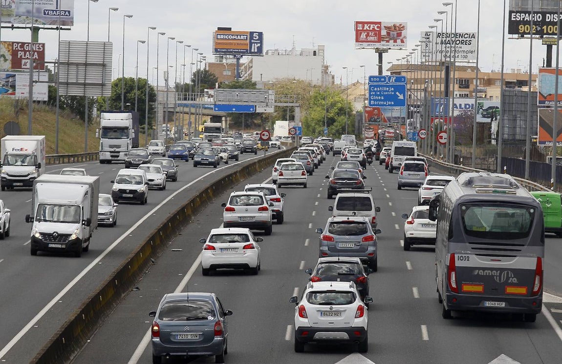 Tráfico intenso en la salida de Sevilla
