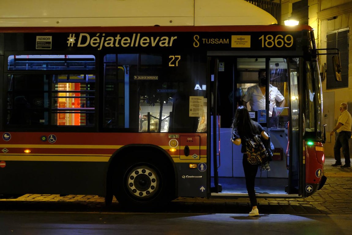 Ambiente en el Centro de Sevilla con el fin del toque de queda