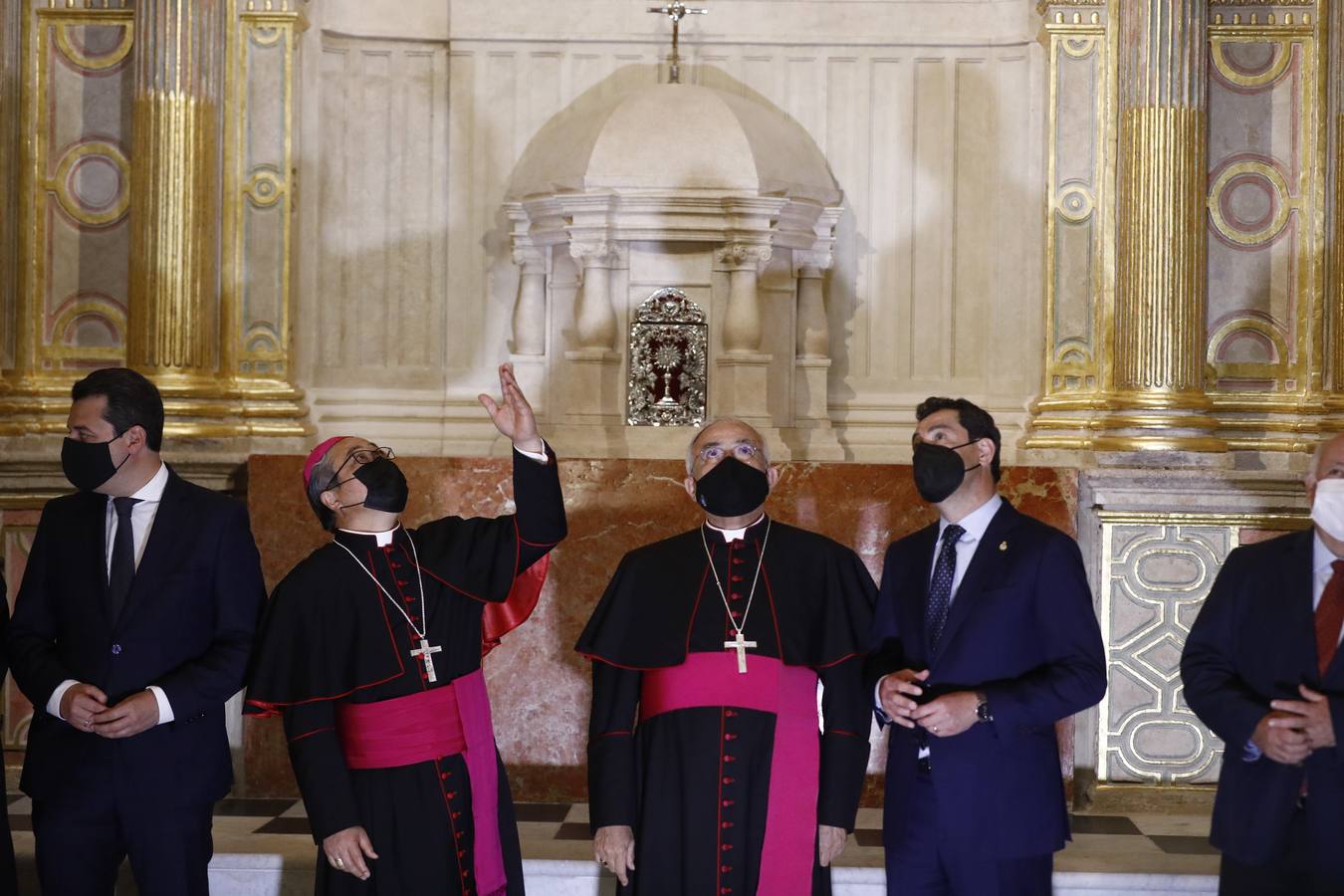 La visita del Nuncio del Papa y Juanma Moreno a las obras del Palacio Episcopal de Córdoba, en imágenes