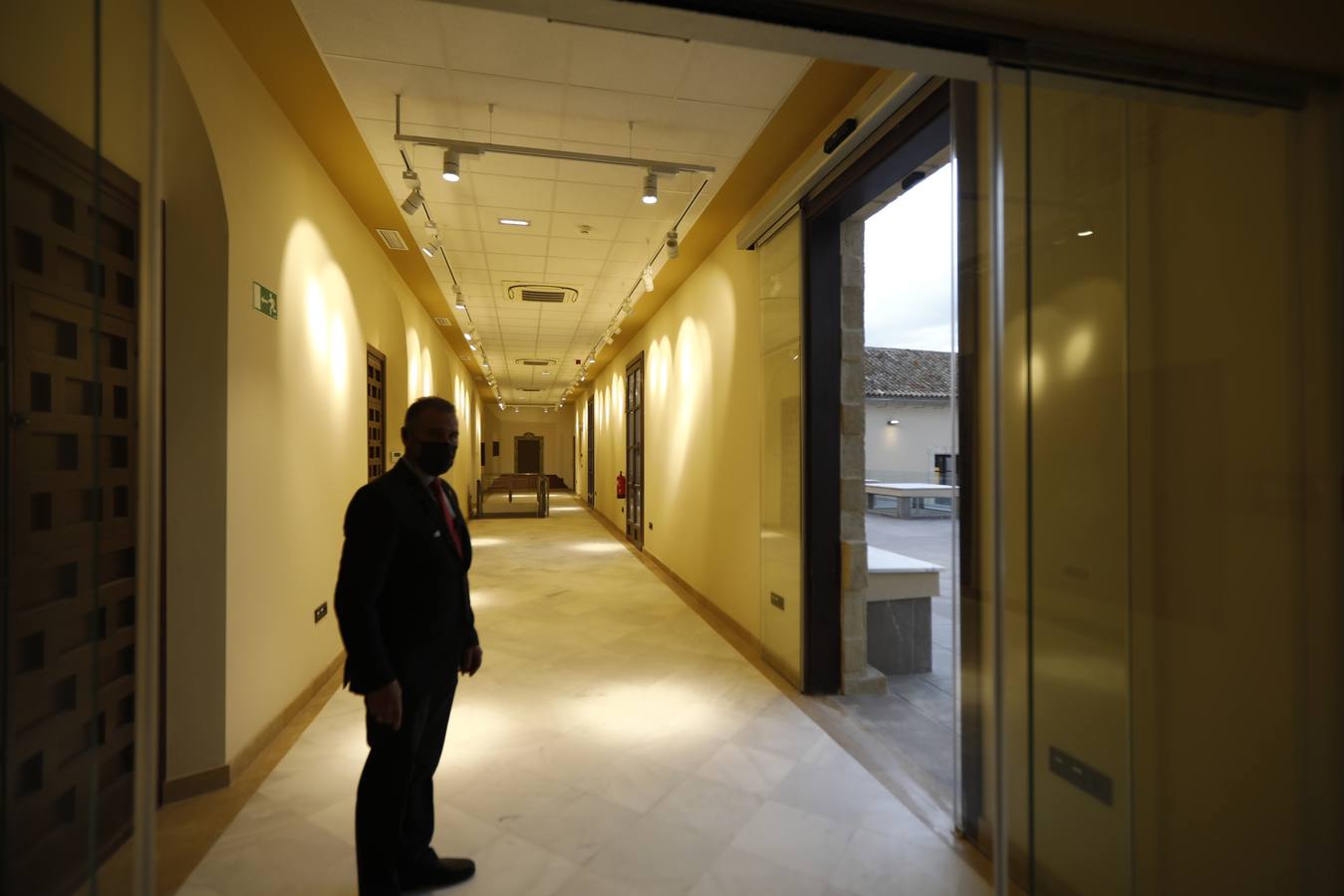 La visita del Nuncio del Papa y Juanma Moreno a las obras del Palacio Episcopal de Córdoba, en imágenes