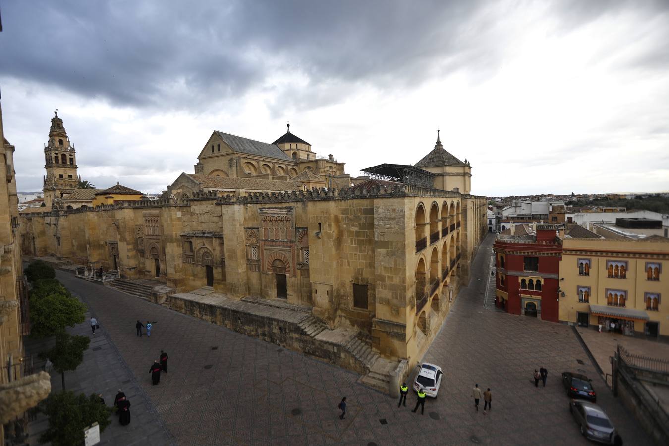 La visita del Nuncio del Papa y Juanma Moreno a las obras del Palacio Episcopal de Córdoba, en imágenes